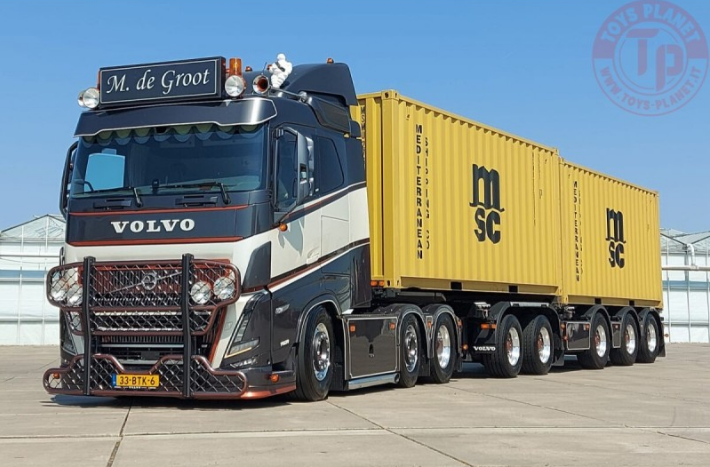 Truck van M. de Groot met gele MSC containers
