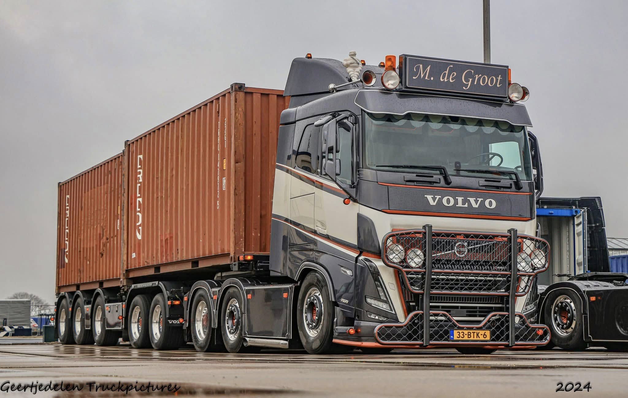 Truck van M. de Groot met oranje container